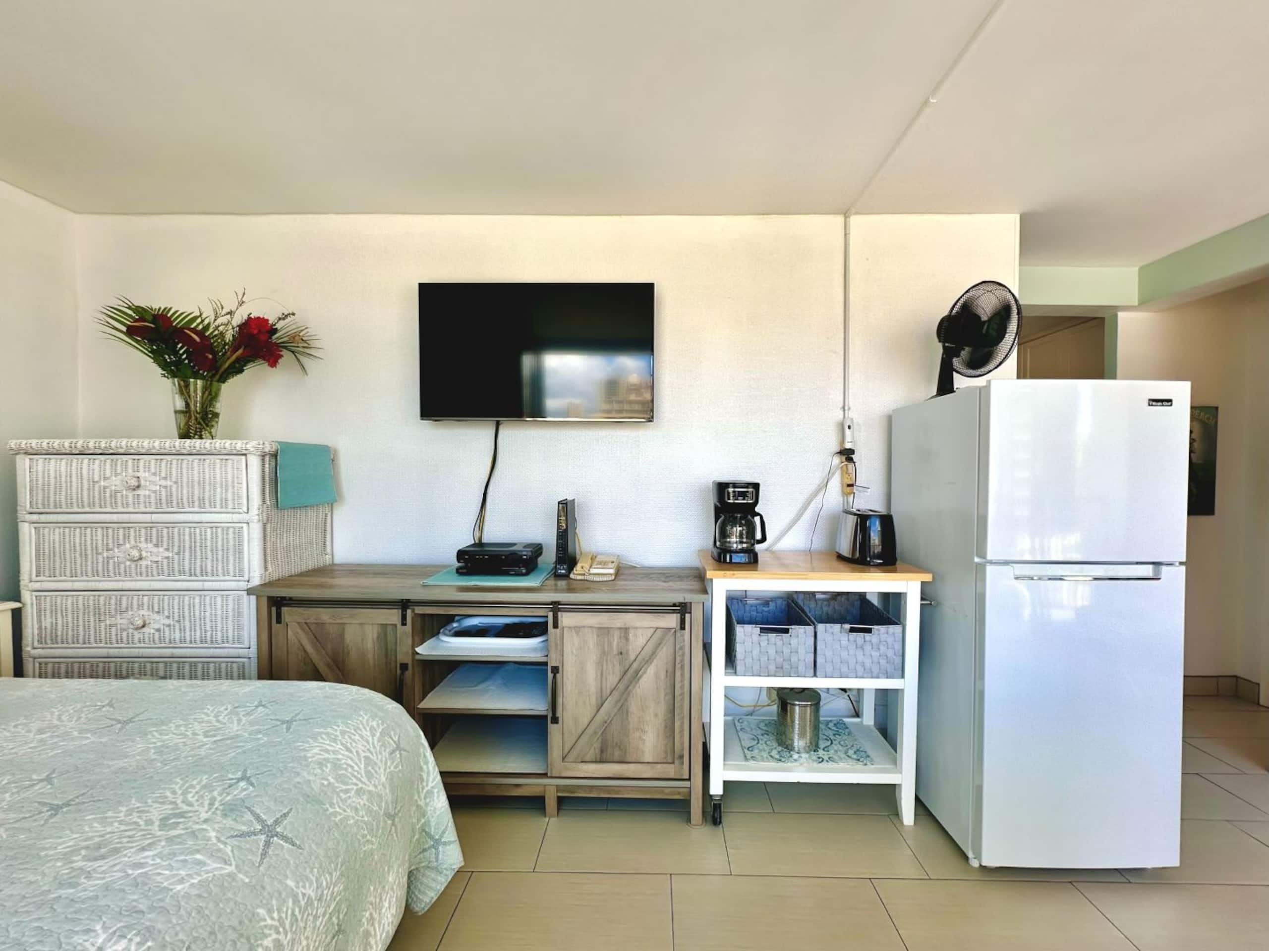 Condo in Honolulu · ★4.91 · Studio · 2 beds · 1 private bath - Image 8
