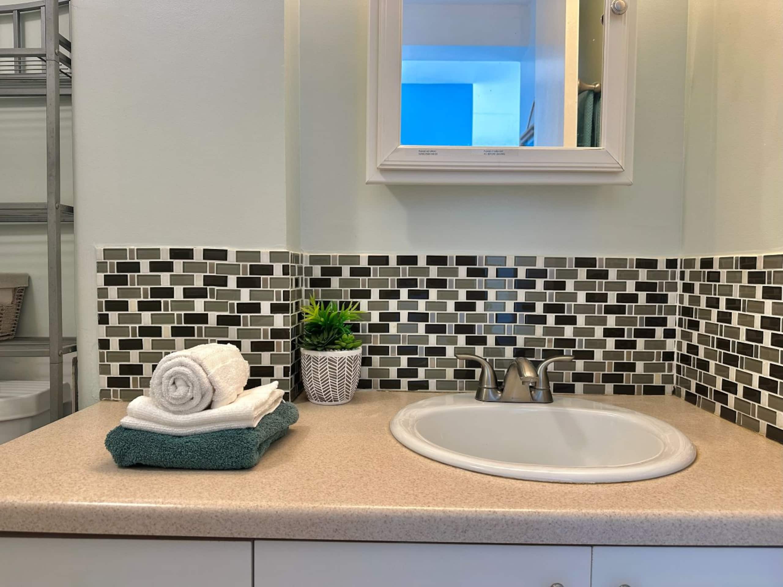 Condo in Honolulu · ★4.91 · Studio · 2 beds · 1 private bath - Image 13