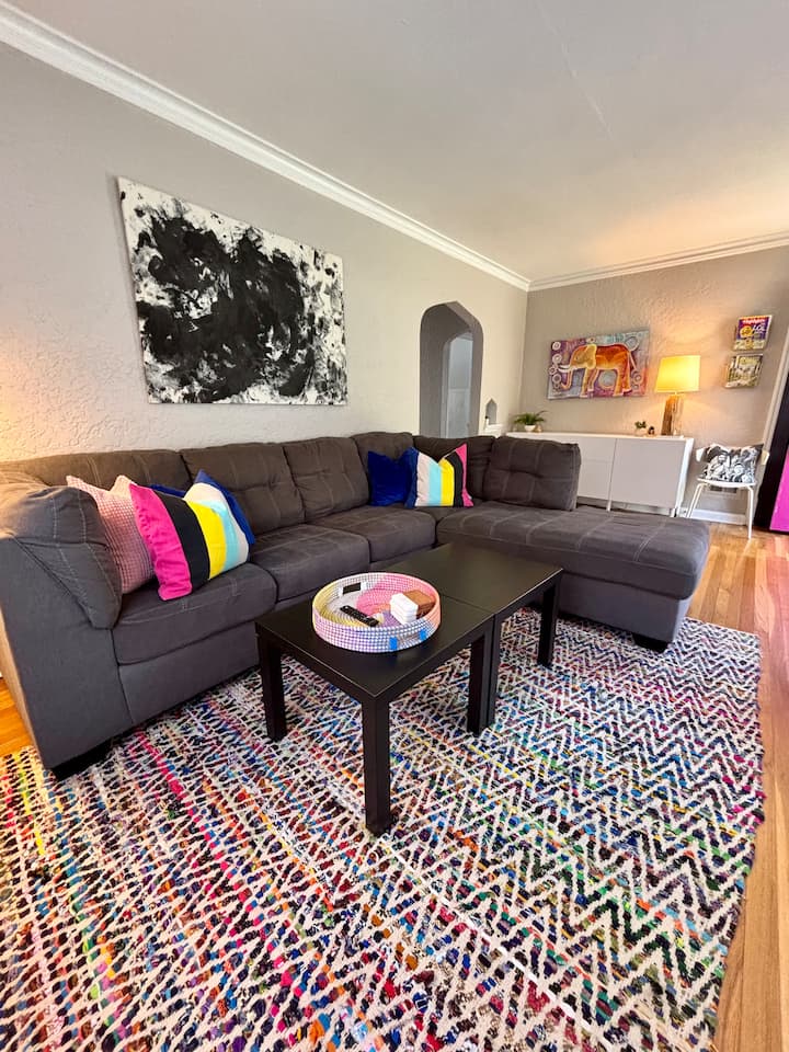 Colorful & Quiet 3-bedroom Charmer Near Downtown - Des Moines