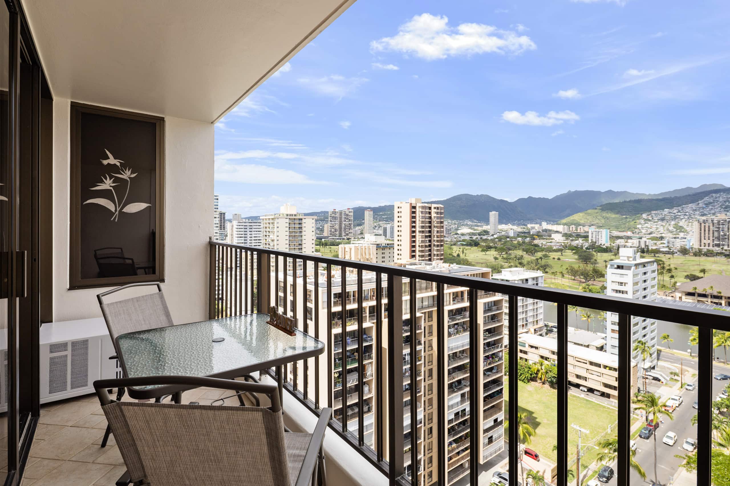 Condo in Honolulu · ★4.72 · 1 bedroom · 3 beds · 1 bath - Image 3