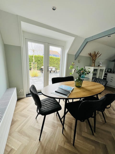 Child-friendly, walking distance beach and water