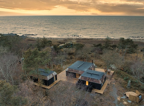 Luxury cottage with ocean view, beach and annex