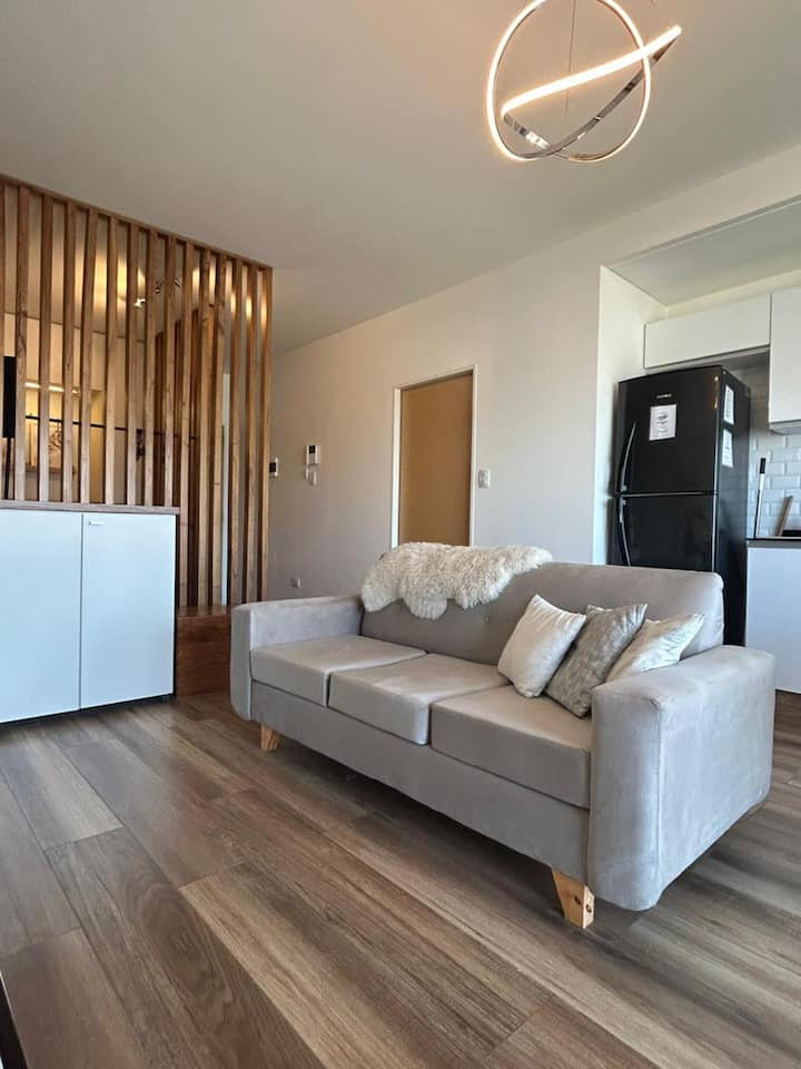 Loft en 7º piso con balcón al frente y jardín vertical en Villa Luro