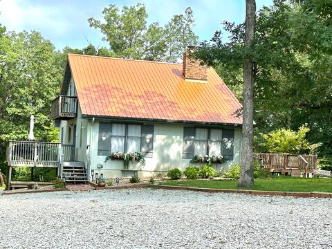 Wooded 5br 3ba French Cottage 5 min to lake/town
