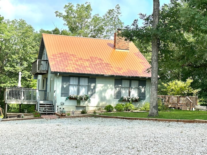 Wooded 5br 3ba French Cottage 5 min to lake/town Cottages for Rent in