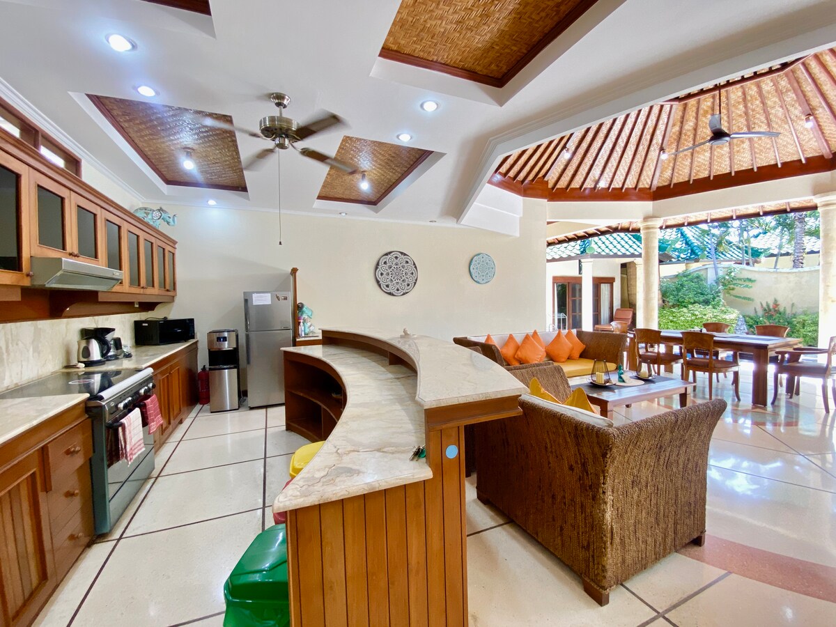 Villa in Kecamatan Denpasar Selatan · ★5.0 · 3 bedrooms · 3 beds · 3.5 private baths, сопоставимый объект Airbnb