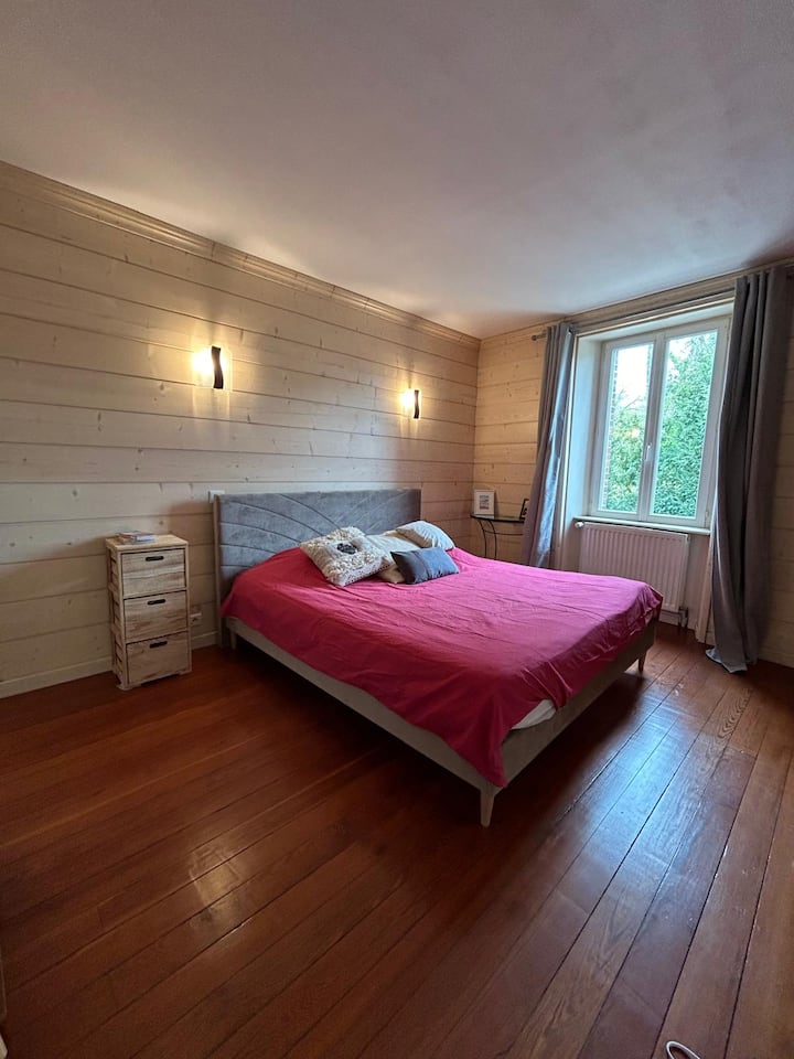 Drevená izba s pôvodnými drevenými podlahami je ideálna pre milovníkov wellness. Nájdete tu čítanie, ktoré vám pomôže dozvedieť sa viac o histórii nášho regiónu a nášho mesta Chartres; všetko v písomnej forme, obrázkoch a dokonca aj komiksoch