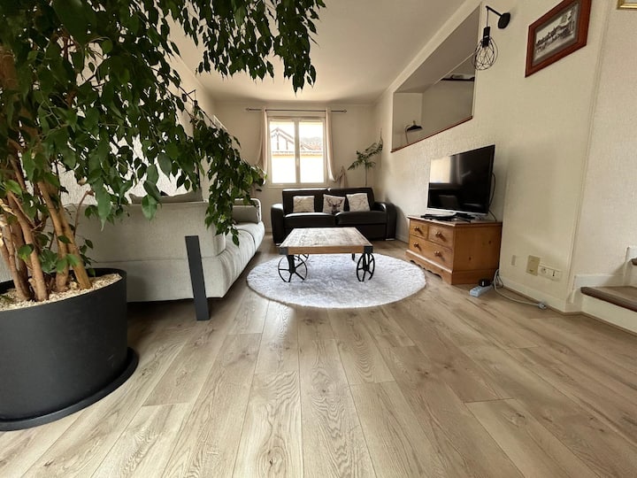 Priateľský priestor pre rodinu a priateľov. Táto obývačka ponúka dve pohodlné pohovky na relaxačné a zábavné chvíle