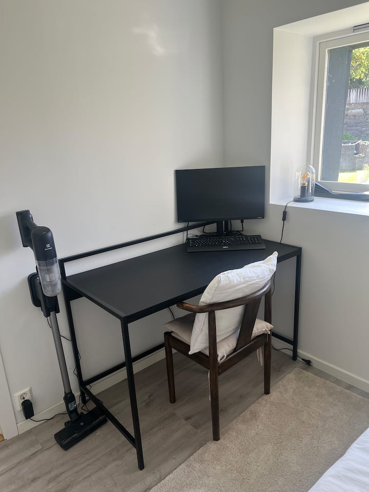 Zaslon, tipkovnica i HDMI kabel 