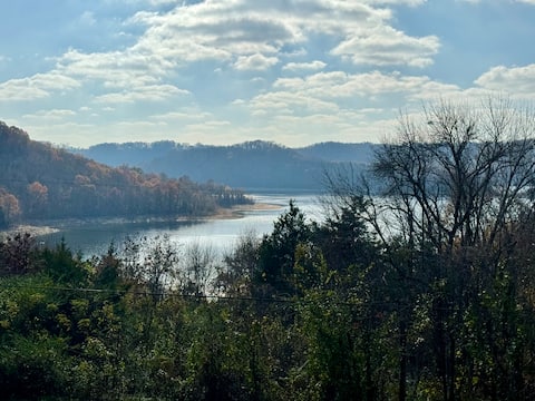 Maple Ridge Lake House with Treehouse on CHL