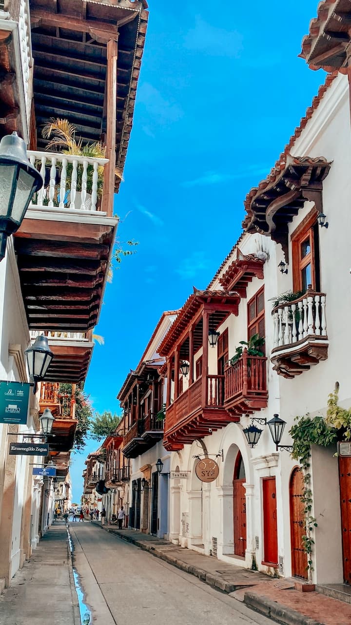Esta es la calle donde se encuentra el Edificio casi al final a una cuadra y media del cordón amurallado de la ciudad histórica con vista al Mar Caribe 
