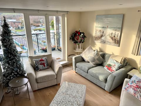 Riverside Penthouse in Balloch, Loch Lomond