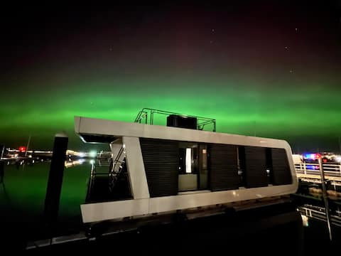 Houseboat with sauna and sky deck in a fantastic location