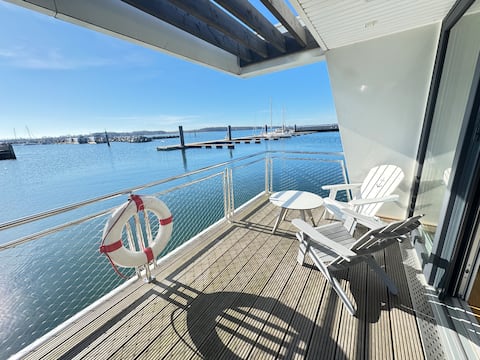 Houseboat with sauna and sky deck in a fantastic location