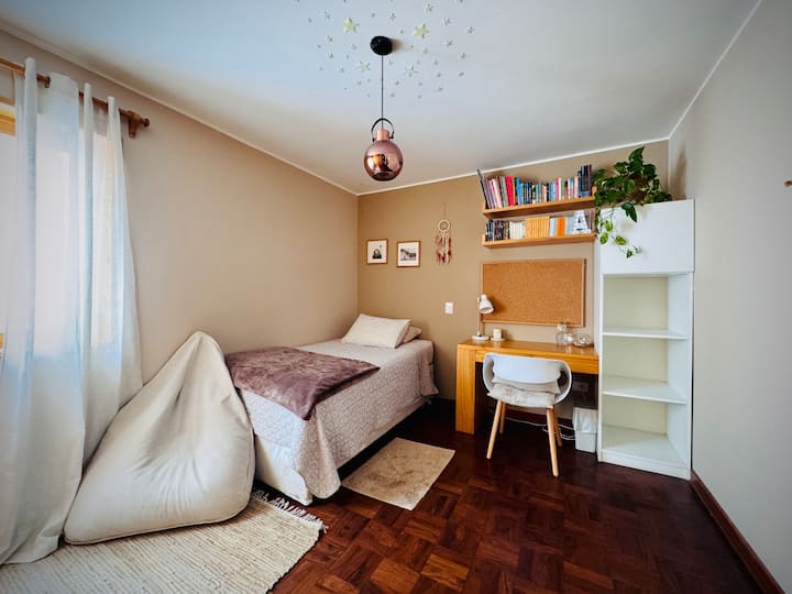 غرفة نوم كبيرة مع منطقة مكتب والاسترخاء.