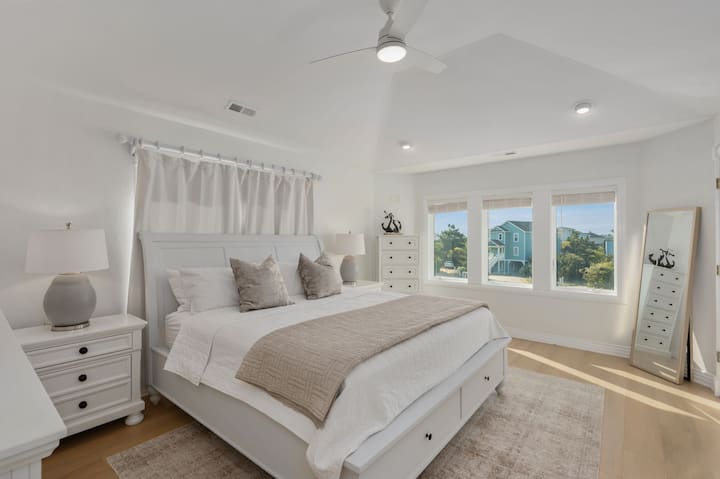 Suite principale n° 1 au 3e étage avec lit king size, grande salle de bains privée, meuble-lavabo double et douche à l'italienne XL