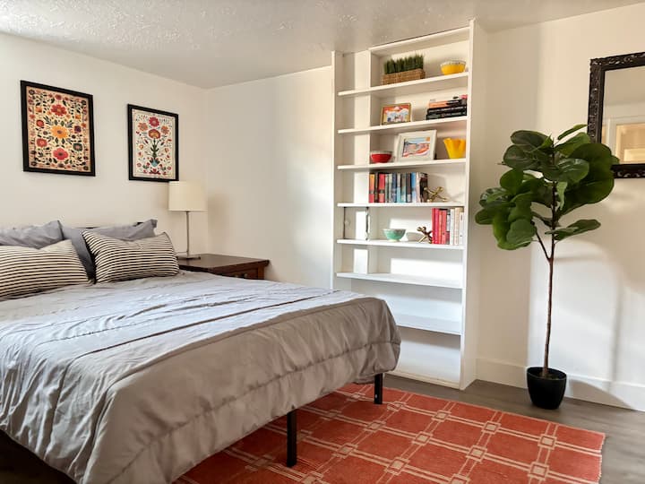 Საწოლი 152 × 203 სმ. თითოეულ საძინებელში არის ჩალიჩი, თბილი საბანი, საბანი და ბალიშის ვარიანტები. Მოწოდებულია უამრავი საკითხავი მასალა. 