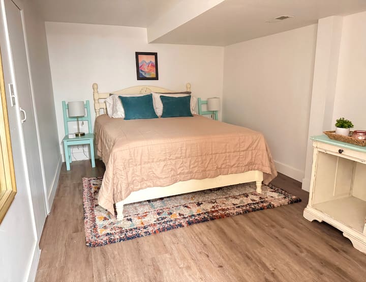 Საწოლი 152 × 203 სმ. თითოეულ საძინებელში არის ჩალიჩი, თბილი საბანი, საბანი და ბალიშის ვარიანტები. 