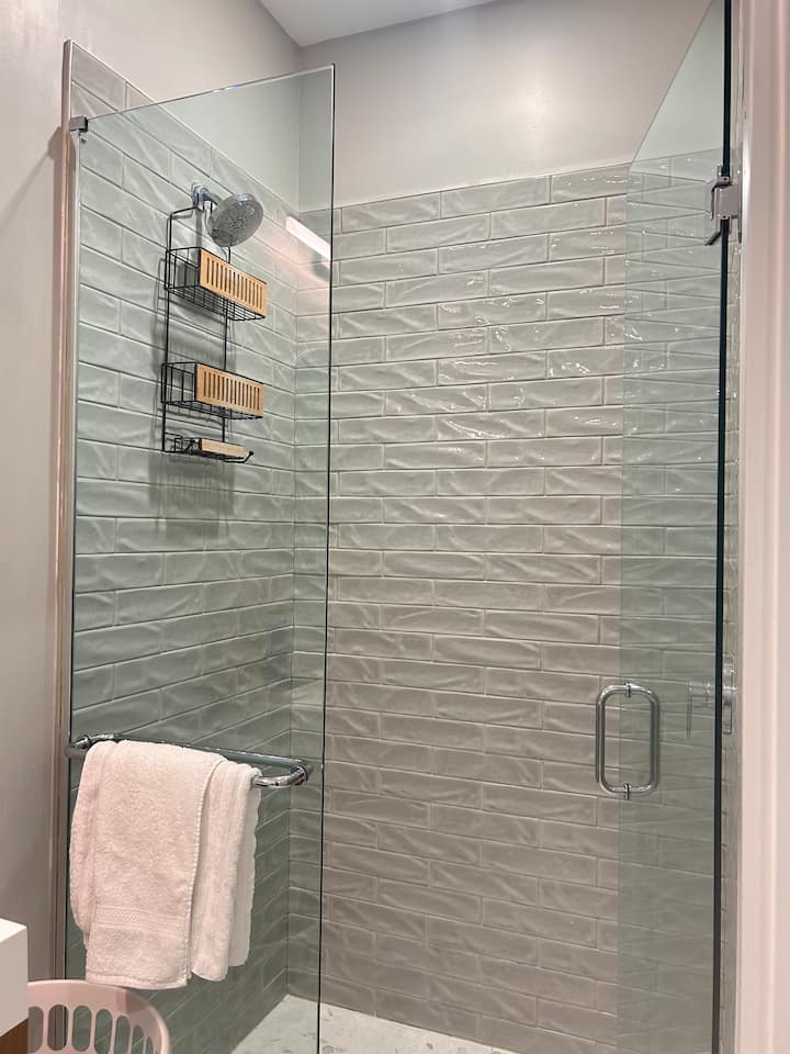 King Bed With Ensuite. Spacious Modern And Quiet. - Brantford
