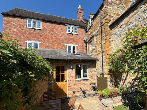 Rural town centre Cotswolds house - ideal location