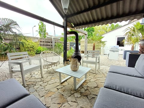 House with lovely garden and Jacuzzi.