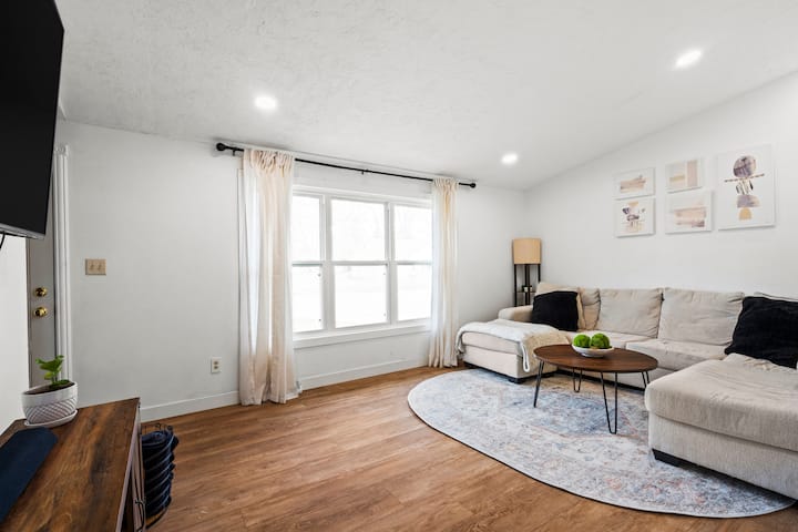 Modern Home Close To Lambeau Field! - Green Bay, WI