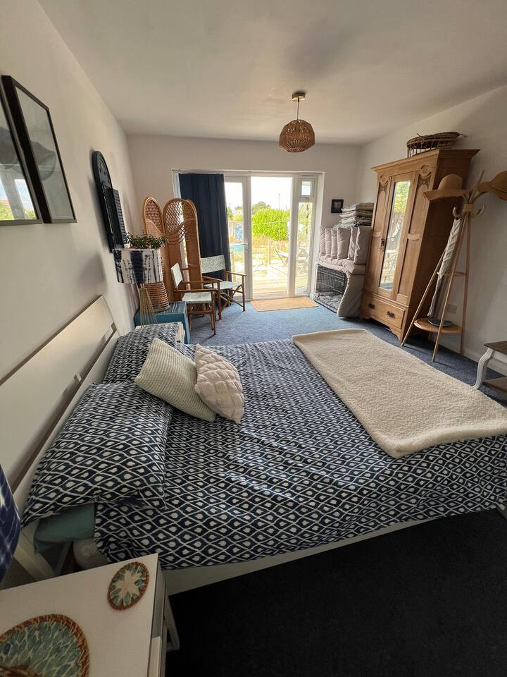 חדר שינה כפול שמוביל לגינה עם חדר רחצה צמוד 