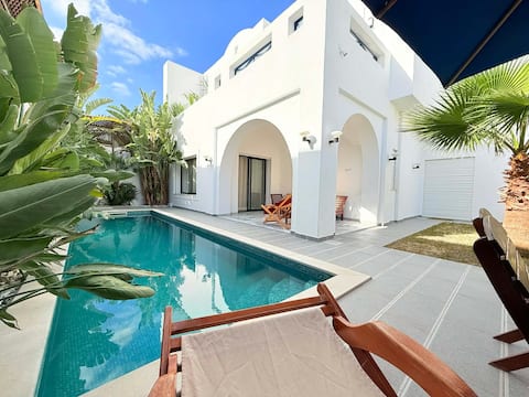 Lovely house with nice pool/very close to the sea