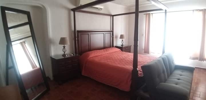 ห้องพักกว้างขวางสุดๆ มีเตียงโซฟา ห้องน้ำส่วนตัว ทีวีพร้อมช่องสกาย ตู้เสื้อผ้า (ตู้เสื้อผ้าแบบวอล์คอิน)