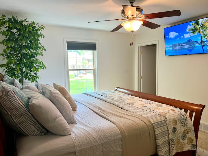 Mira el verano, disfruta descansando en la cama toda la mañana y viendo Netflix en la televisión de 55 pulgadas. 