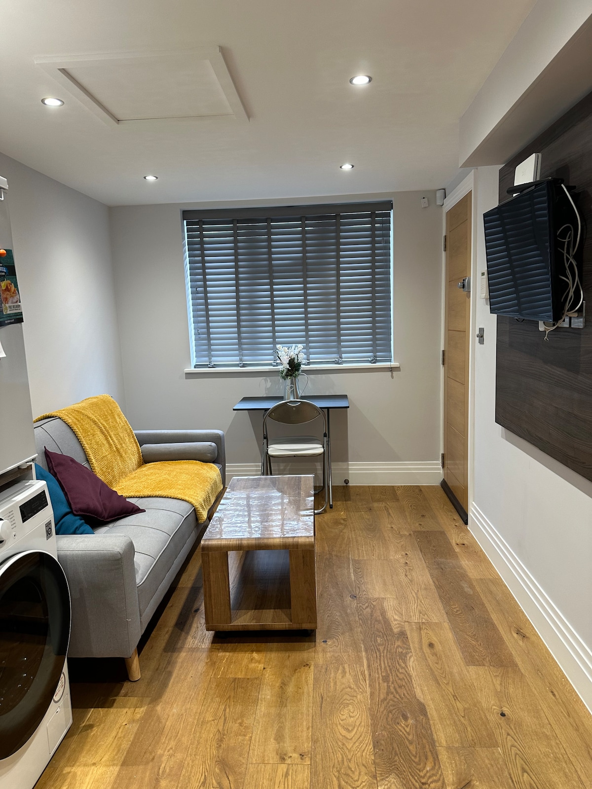 Popular Airbnb listing: Cheerful 1-bedroom residential home in Chigwell