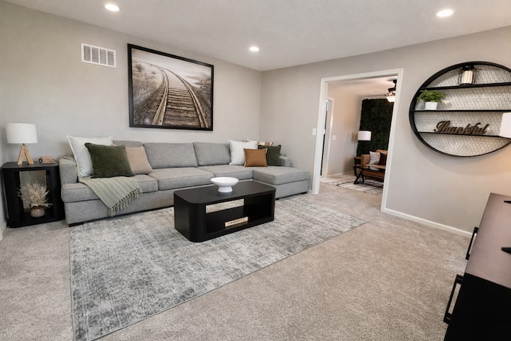 Private Retreat 7br |5 King Beds|hottub|gameroom - Kansas City, MO