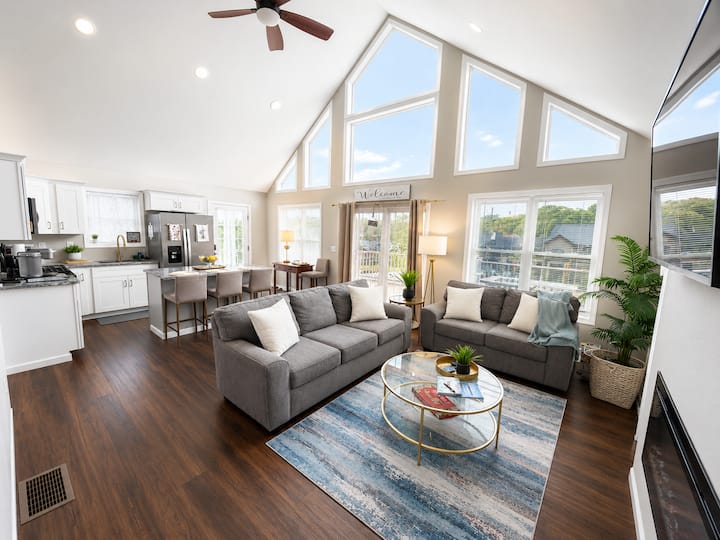 Chalet Style Lake House, Hot Tub & Nearby Beach - Boone Lake, Penfield