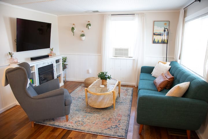 King’s Cottage Perfectly Located! - Lake Winnipesaukee, NH