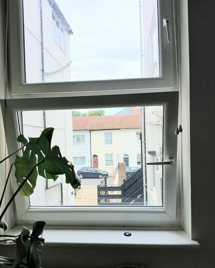 Ახლომდებარე საძინებლის ფანჯარა. 