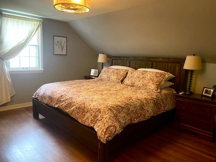 Glavna spavaća soba nalazi se na katu i ima komodu pune veličine, police za pohranu, mali toaletni stolić i ormar. 