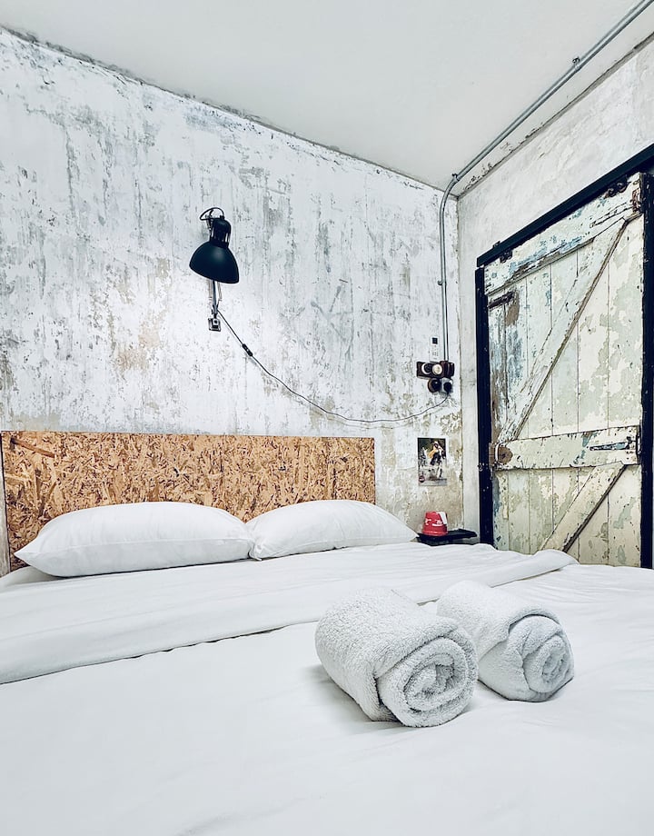 
Las paredes de cemento incrustadas encarnan las infinitas imágenes de estilo industrial pesado.

毫不修饰的水泥墙壁，诠释重度工业风的无限意象。


Las paredes de cemento sin decorar muestran imágenes ilimitadas del estilo de la industria pesada.