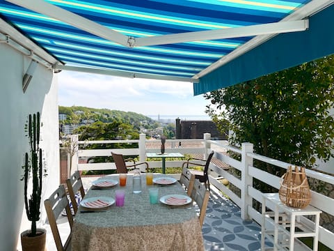 Perched house with a beautiful view of the valley and the sea in the distance