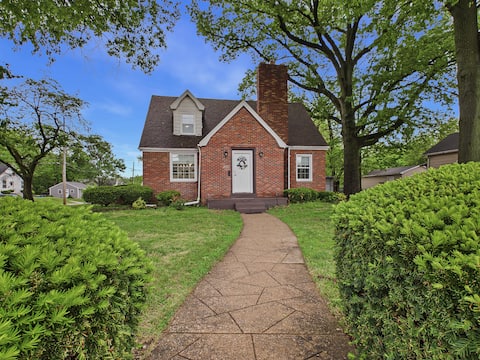 Brick B&B - 3Bed 2Full Bath! Downtown Edwardsville