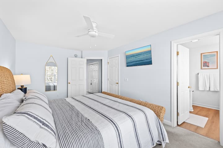 Main bedroom with King bed. En-suite bathroom.  Spacious walk-in closet. Large 43" smart tv.
