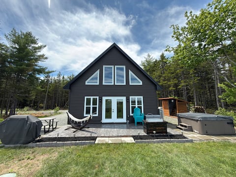 Middle Lake Retreat *with hot tub*