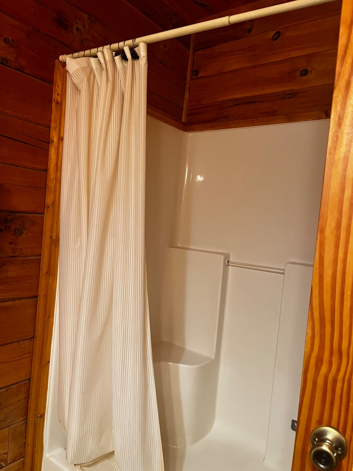Creekside Paradise! Hot Tub Cabin, Pigeon Forge - Cabins for Rent