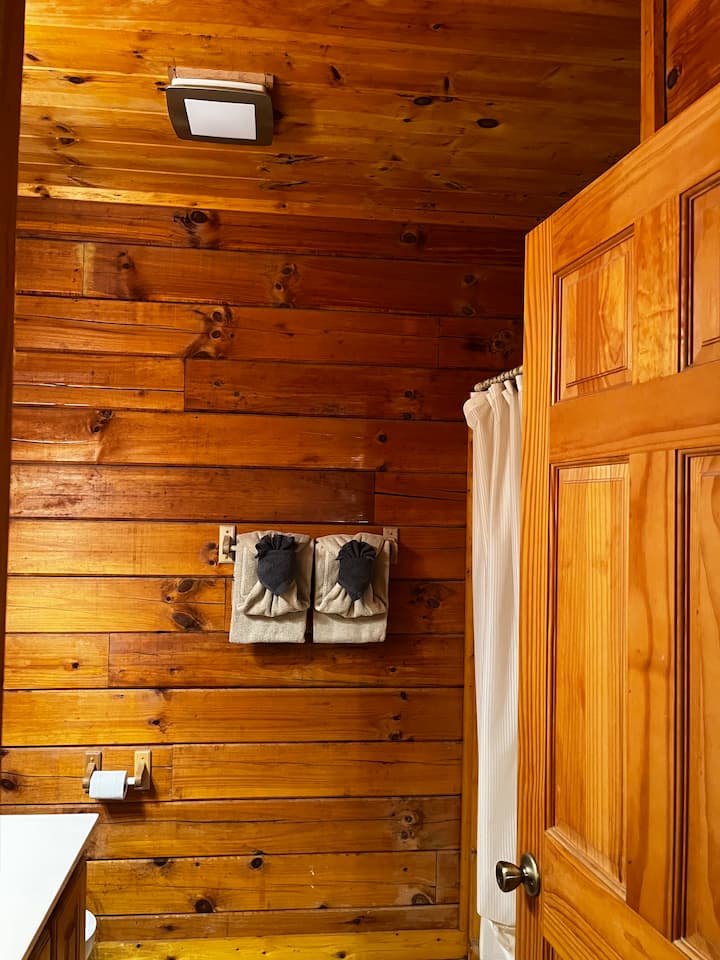 Creekside Paradise! Hot Tub Cabin, Pigeon Forge - Cabins for Rent