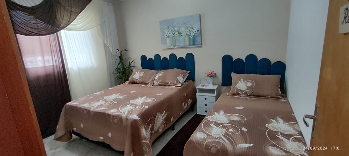 1 cama de dos camas. 
1 cama individual con cama auxiliar
Ventilador de 1 pared 