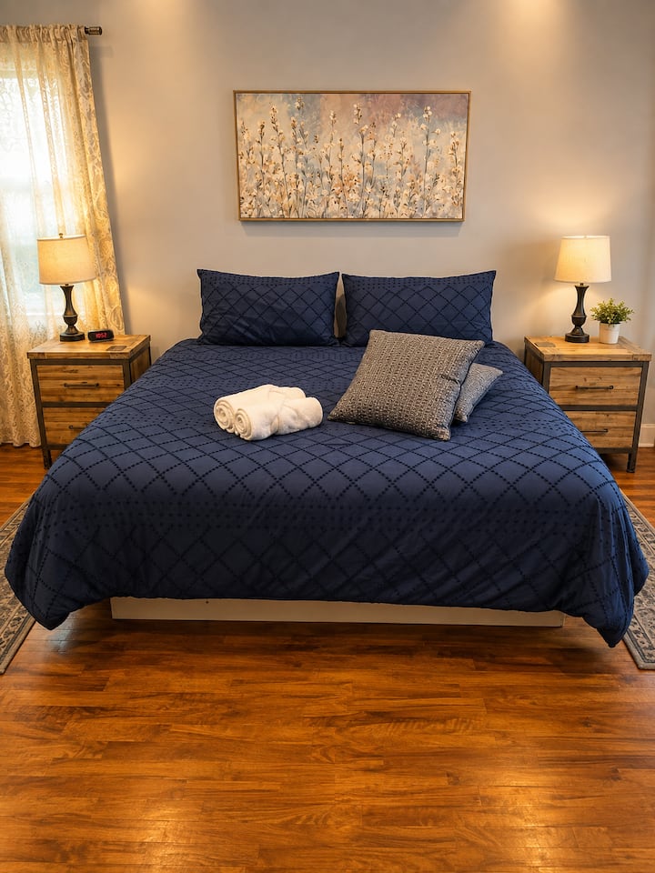 תיהנו ממיטת קינג סייז, שידות לילה ומקום חמים לשינה נוחה.
