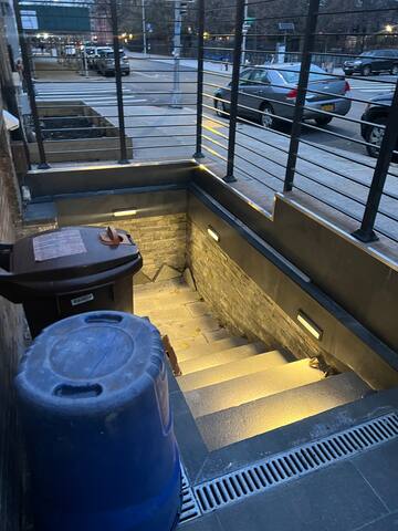 3 Freshly Renovated Flats 1 House! gallery image 2