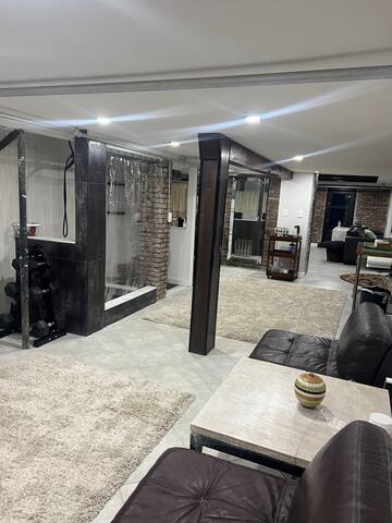 3 Freshly Renovated Flats 1 House! gallery image 5