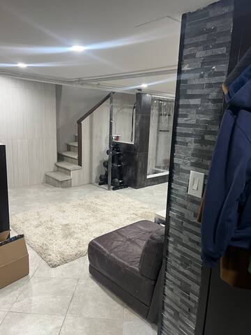 3 Freshly Renovated Flats 1 House! gallery image 4