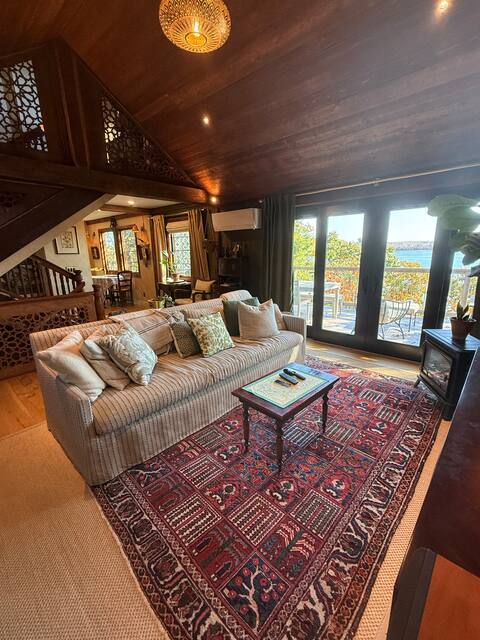 Beautiful Designer's Hideaway on the Maine coast!