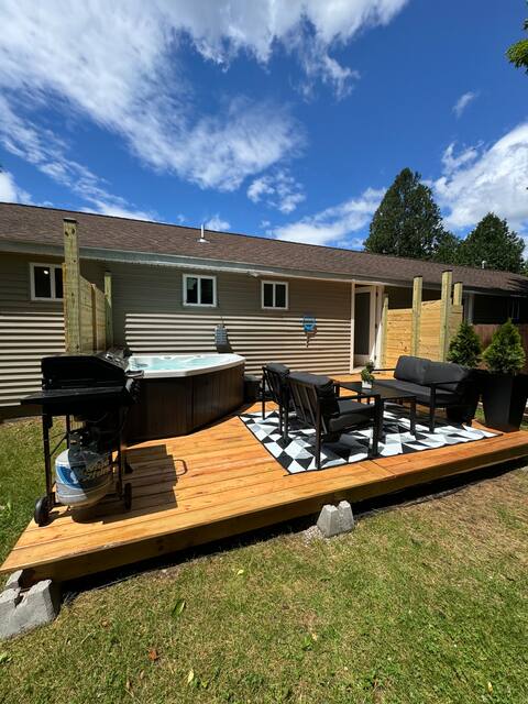 Cabin W/private HOT TUB  & Pet Friendly!